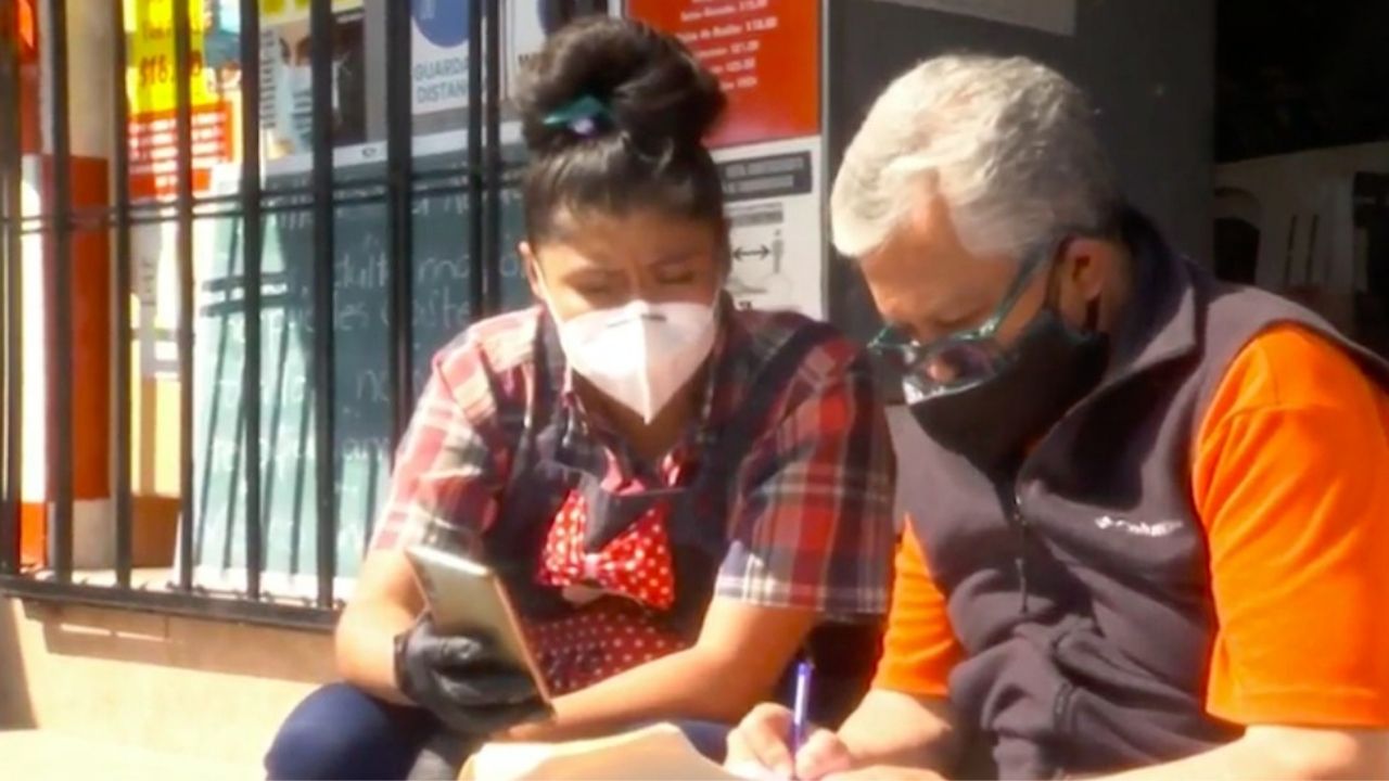 tortilleria-ayuda-a-registrar-a-los-abuelitos-para-vacuna-covid-19