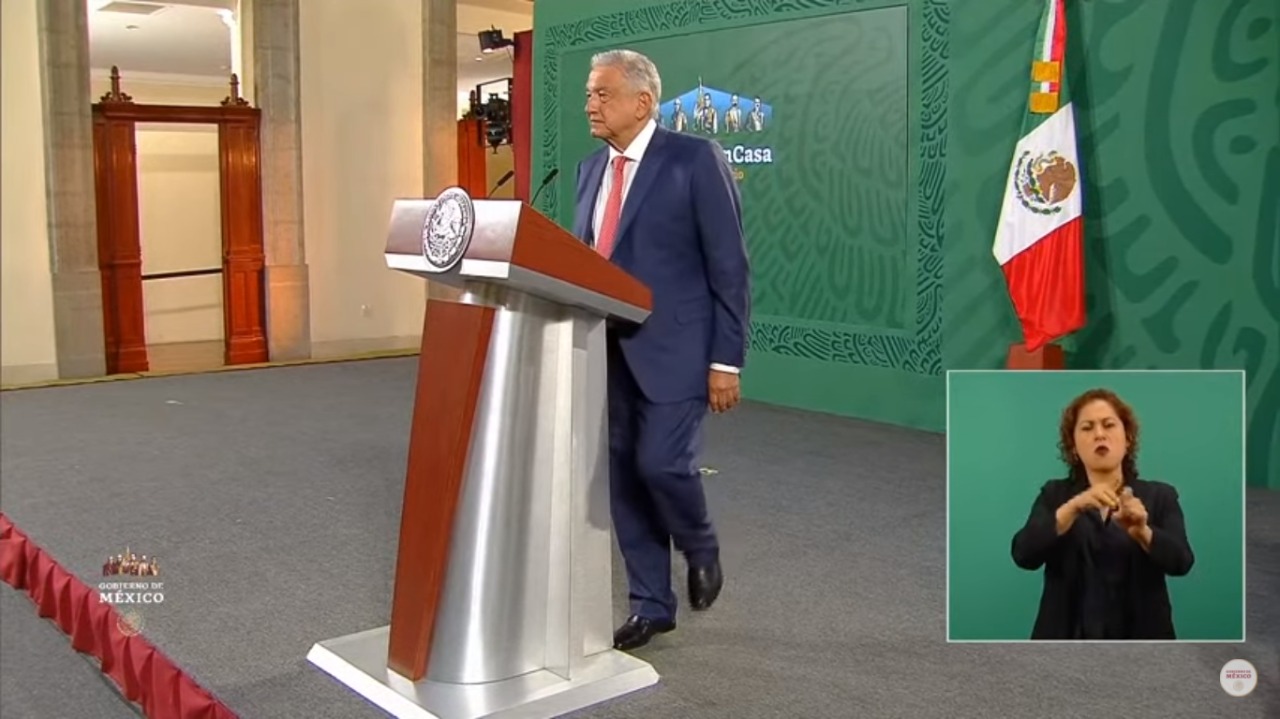 AMLO se para en un pie