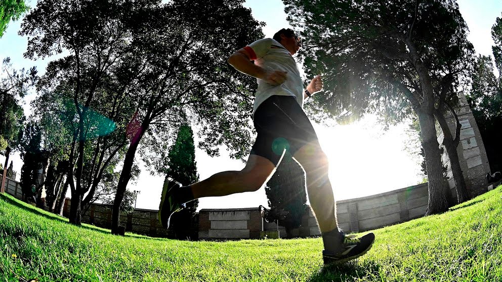 Persona corriendo en el parque por salud