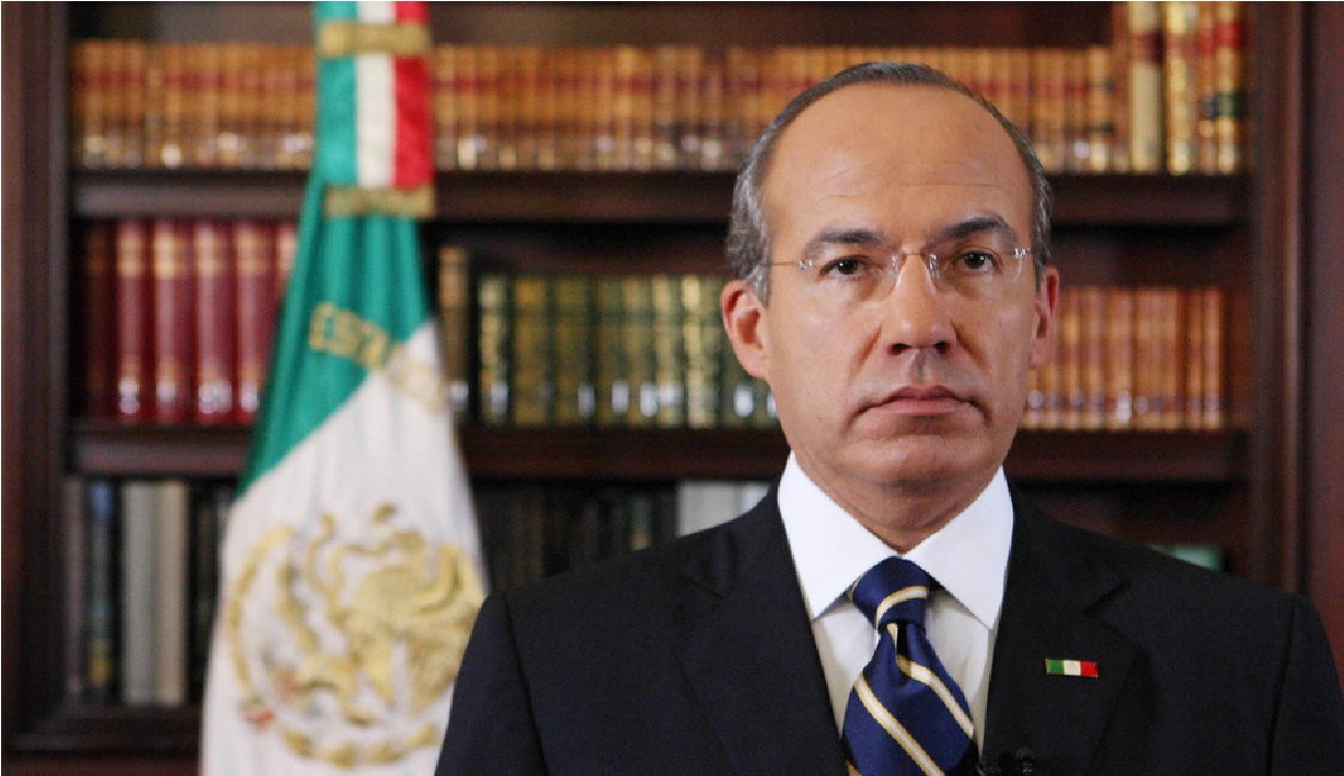 El ex presidente de México, Felipe Calderón ha sido denunciado ante la Fiscalía General de la República (FGR) por los supuestos delitos de traición a la patria y financiamiento del terrorismo en México.
