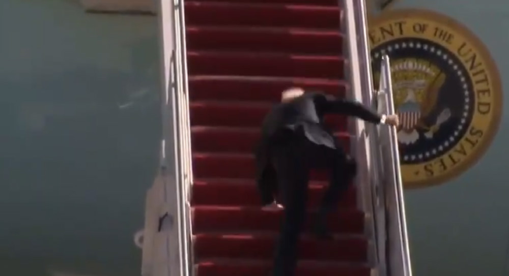 joe biden protagoniza tropiezo al arribar a la aeronave presidencial air force one, situación que fue objeto de burla en redes sociales tras su tropiezo