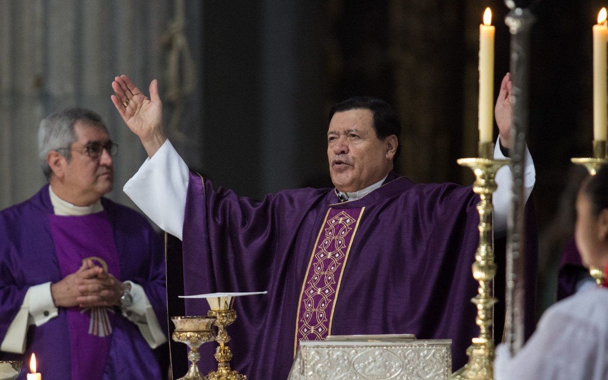 Norberto Rivera sale del hospital después de superar el COVID-19.