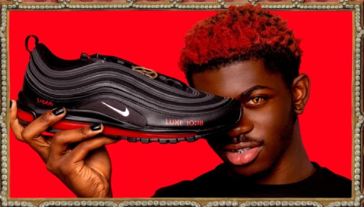 El rapero Lil Nas X ha debutado en el mundo de la moda, sin embargo, la polémica no ha sido por la iniciativa, gusto y diseño controversial de los tenis, sino debido a que de acuerdo a SAINT marca con la que colaboró la suela del calzado contiene una gota de sangre humana.
