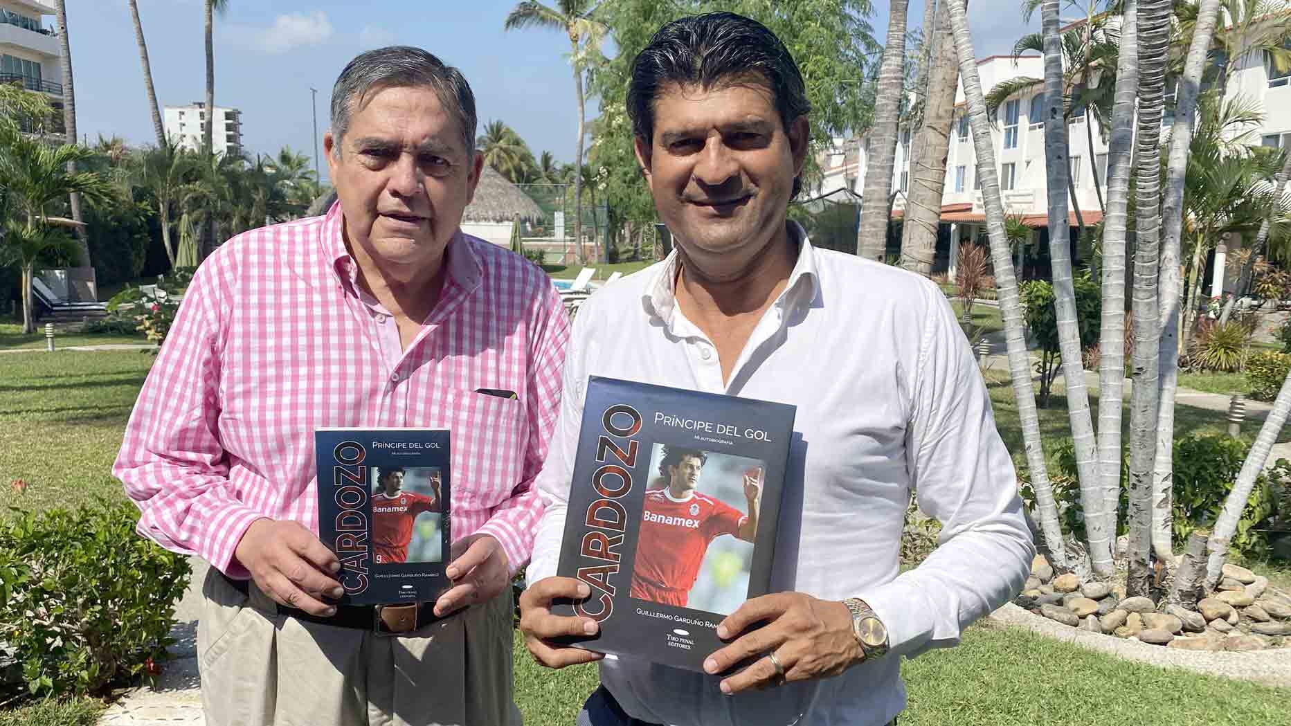 José Saturnino Cardozo presentó hoy su libro "Cardozo, Príncipe del Gol", el cual está escrito en colaboración con el periodista y escritor Guillermo Garduño