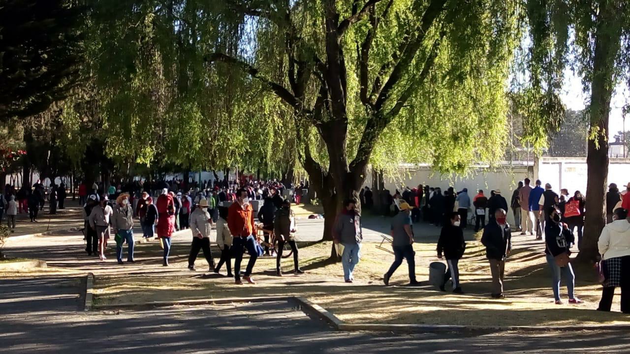 El martes 9 de marzo comenzó la jornada da vacunación COVID, y uno de los módulos de vacunación es el Estadio Nemesio Diez el cual ha presentado largas filas de gente que buscan obtener una vacuna contra el COVID-19.