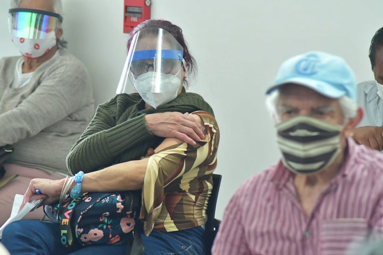 Covid-19, adultos mayores reciben primera dosis de vacunas.