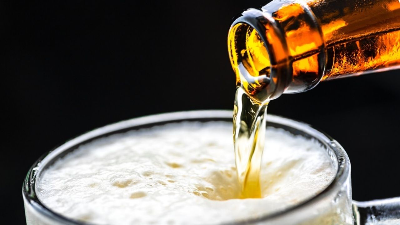 ¿Cuáles son los beneficios de la cerveza? La cerveza es elaborada con ingredientes naturales, además cuenta con vitaminas B y minerales como el calcio, fibra y antioxidantes.