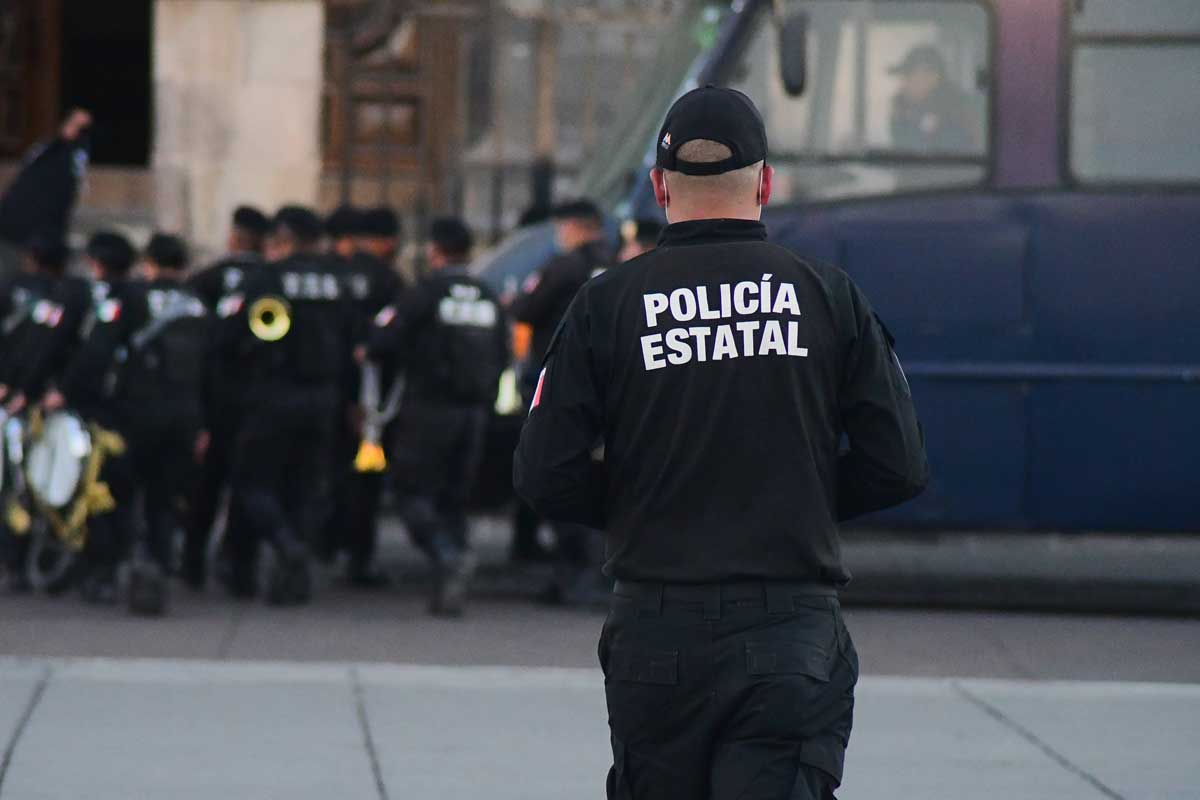 Edomex policía estatal de espaldas.