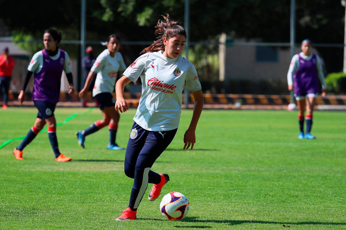 Jugadora de chivas femenil en un entrenamiento
