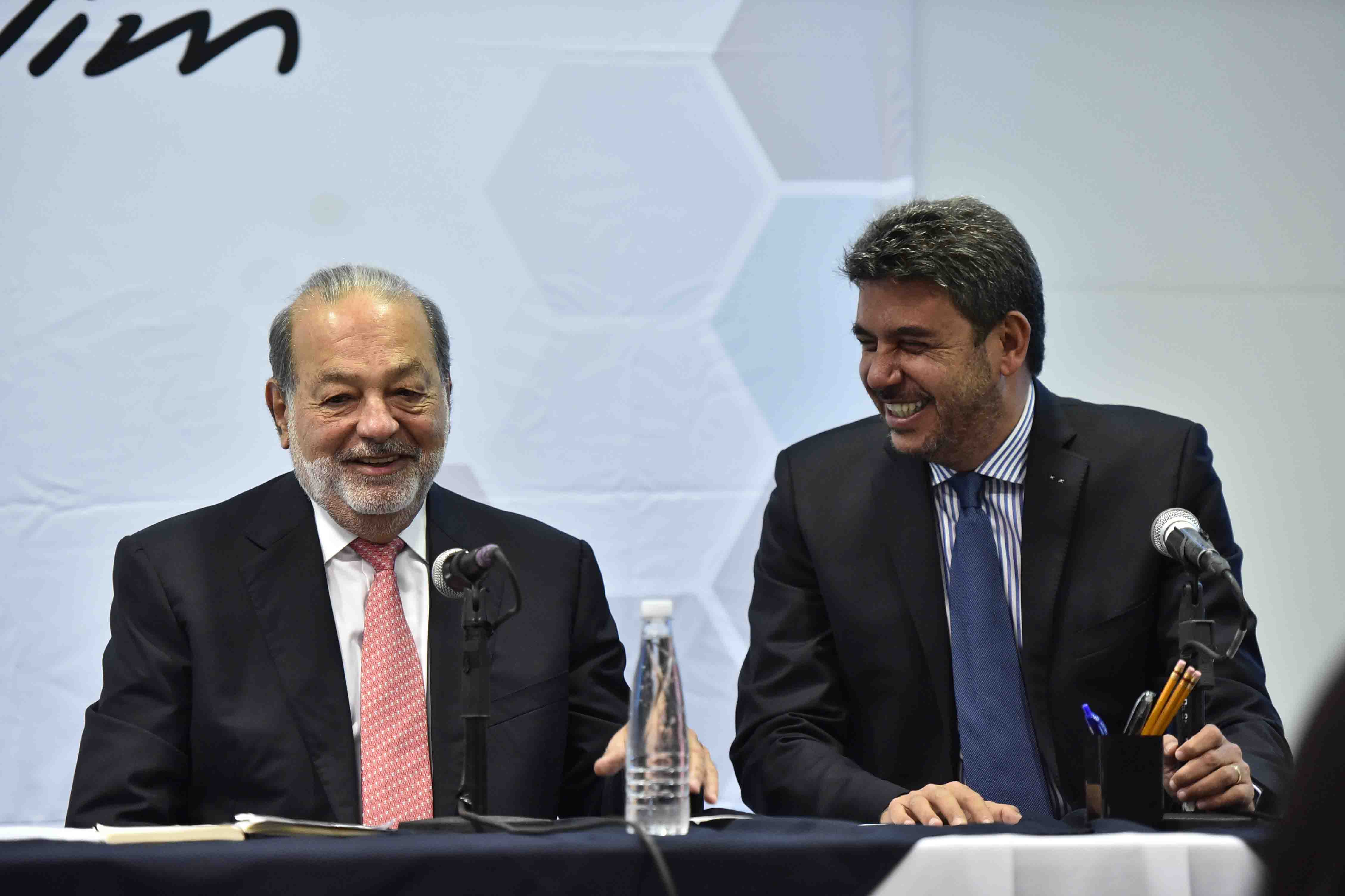 Tal es el caso de las becas que la fundación Carlos Slim les ofrece a los alumnos del Instituto Politécnico Nacional (IPN) y de igual modo a la comunidad de la Universidad Nacional Autónoma de México (UNAM).