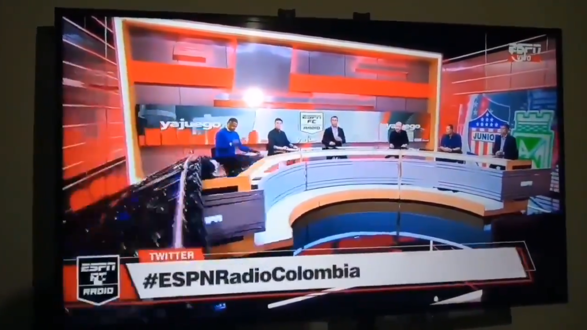 Video || Gran pantalla cae sobre conductor de ESPN en vivo