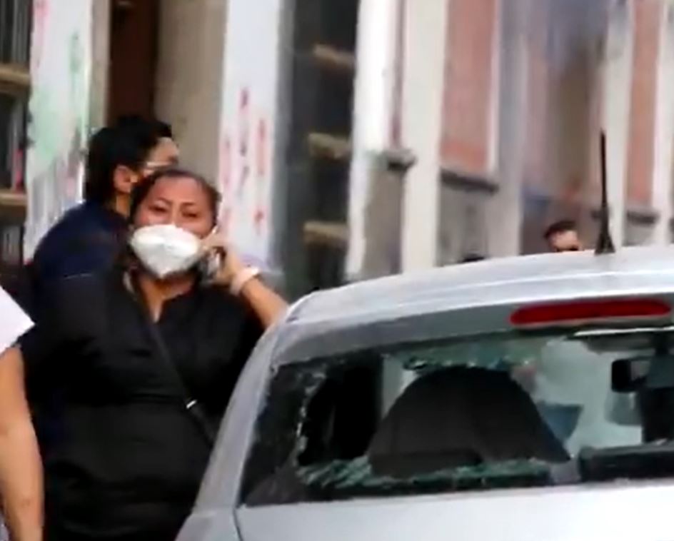 Feministas pagan daños a mujer afectada del carro