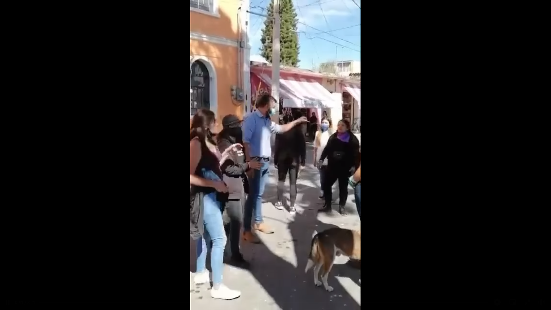 Video || Hombre explota contra grupo de mujeres que vandalizaron su auto