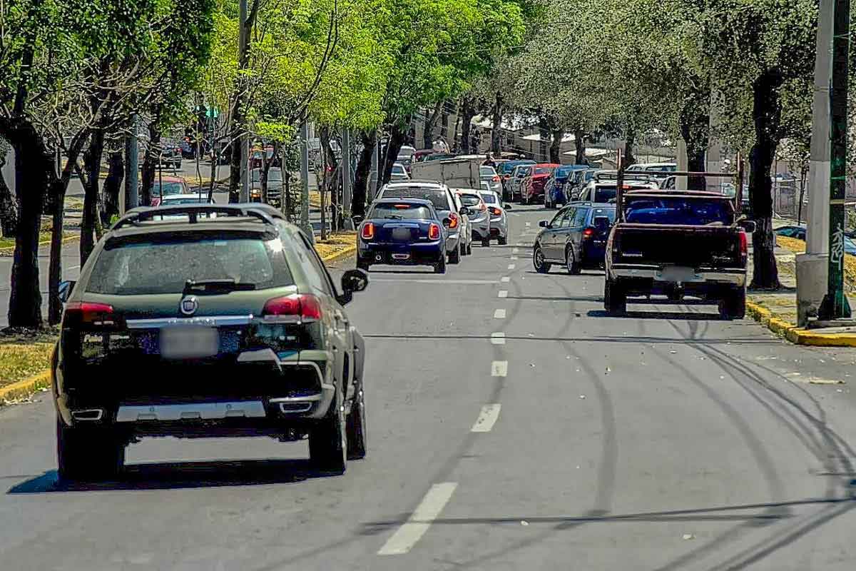 Hoy no circula imagen ilustrativa con carros en una avenida.
