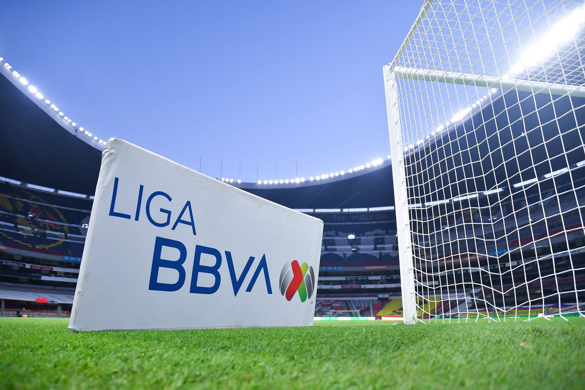 Foto del logo de la liga mx en la cancha