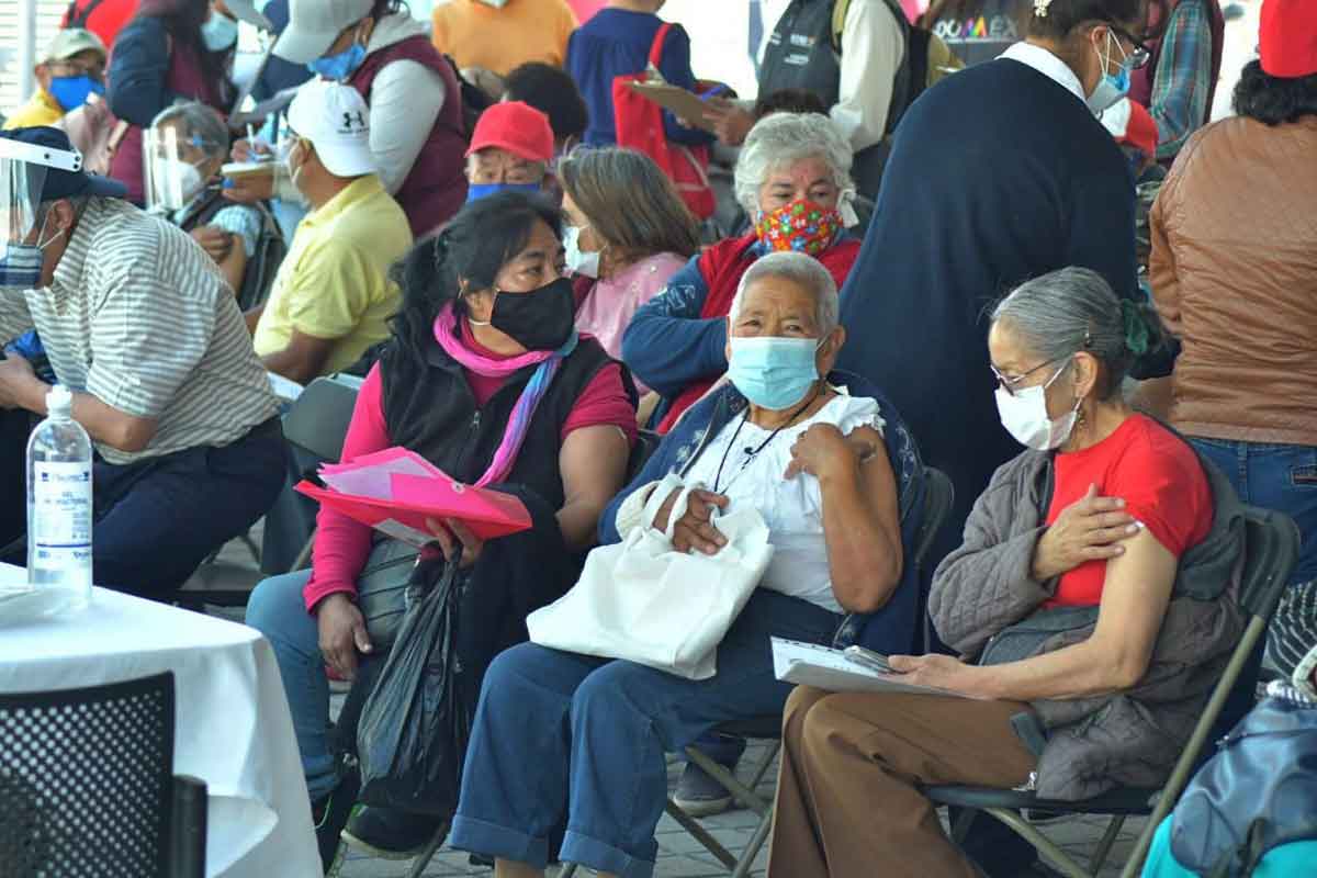 Metepec inicia vacunación adultos mayores.
