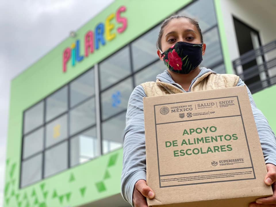 Mujer con despensa de Mi Beca para Empezar en la CDMX.