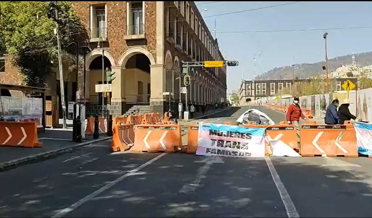 Mujeres trans cierran vialidades de Toluca