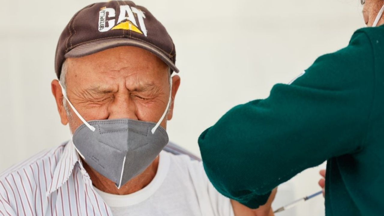 La vacunación llegará de forma escalonada a los 125 municipios del Edomex, por lo que se deberá ser paciente y esperar la información en sitios oficiales de la Secretaria de Salud.