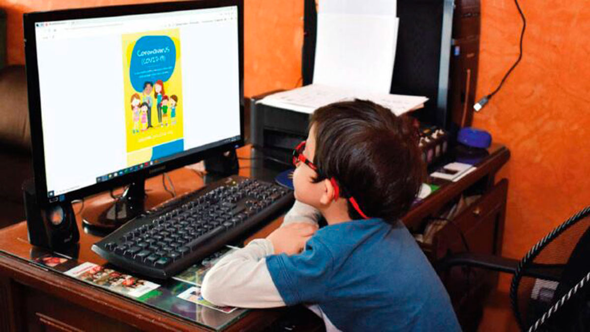 niño tomando clases en linea