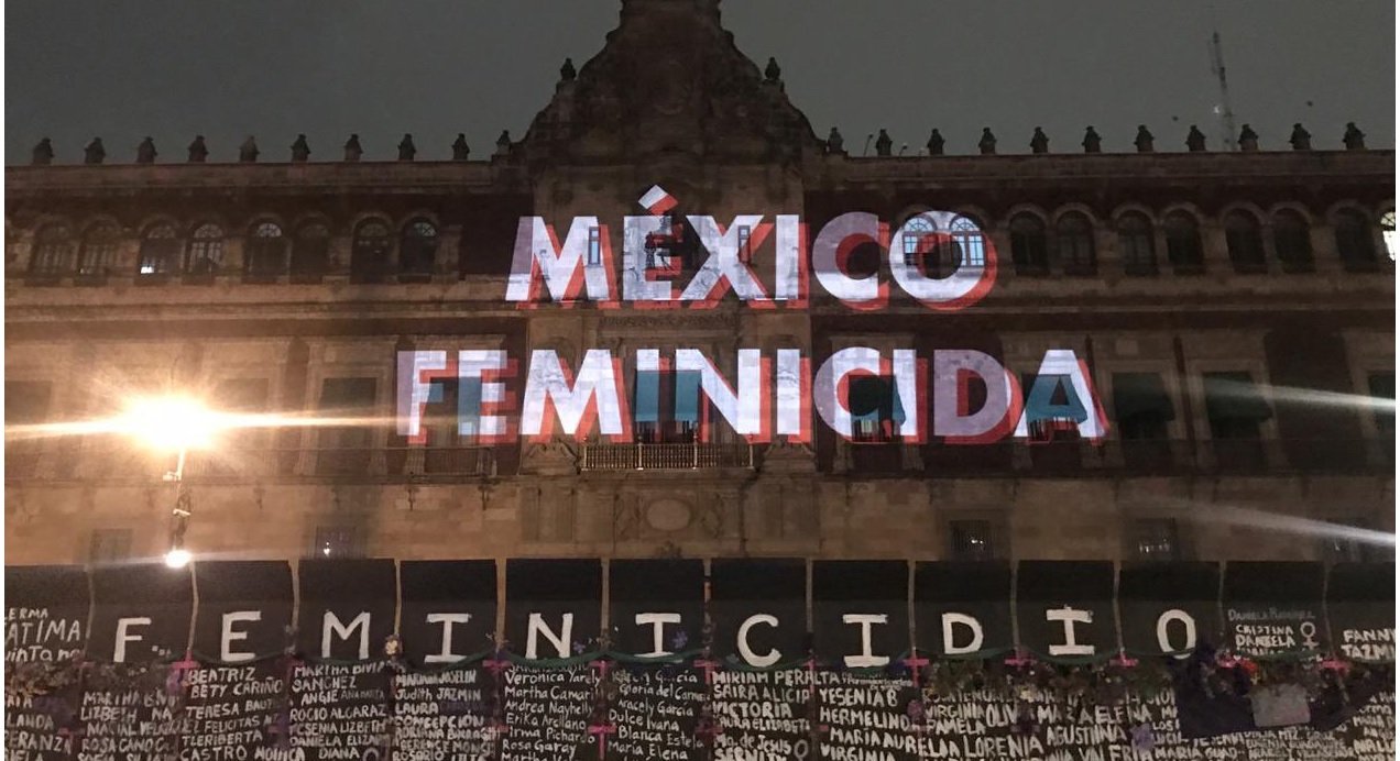 con flores, nombres de victimas de feminicidio y proyecciones luce esta noche palacio nacional, previo al dia internacional de la mujer el 8 de marzo en México