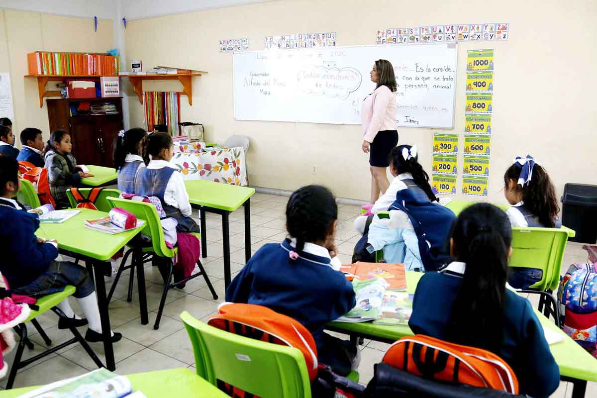 SAID EDOMEX maestra dando clases a niños de primaria.