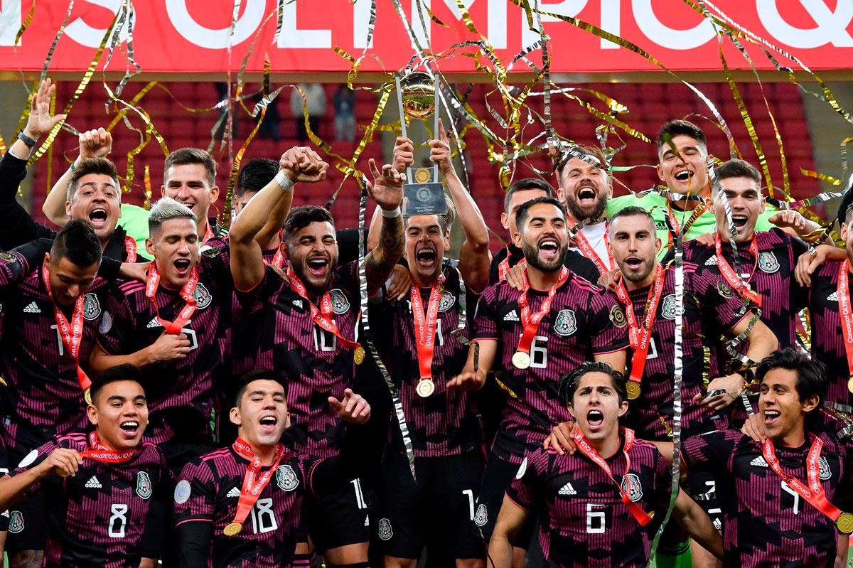 Los jugadores de la selección mexicana festejan el titulo
