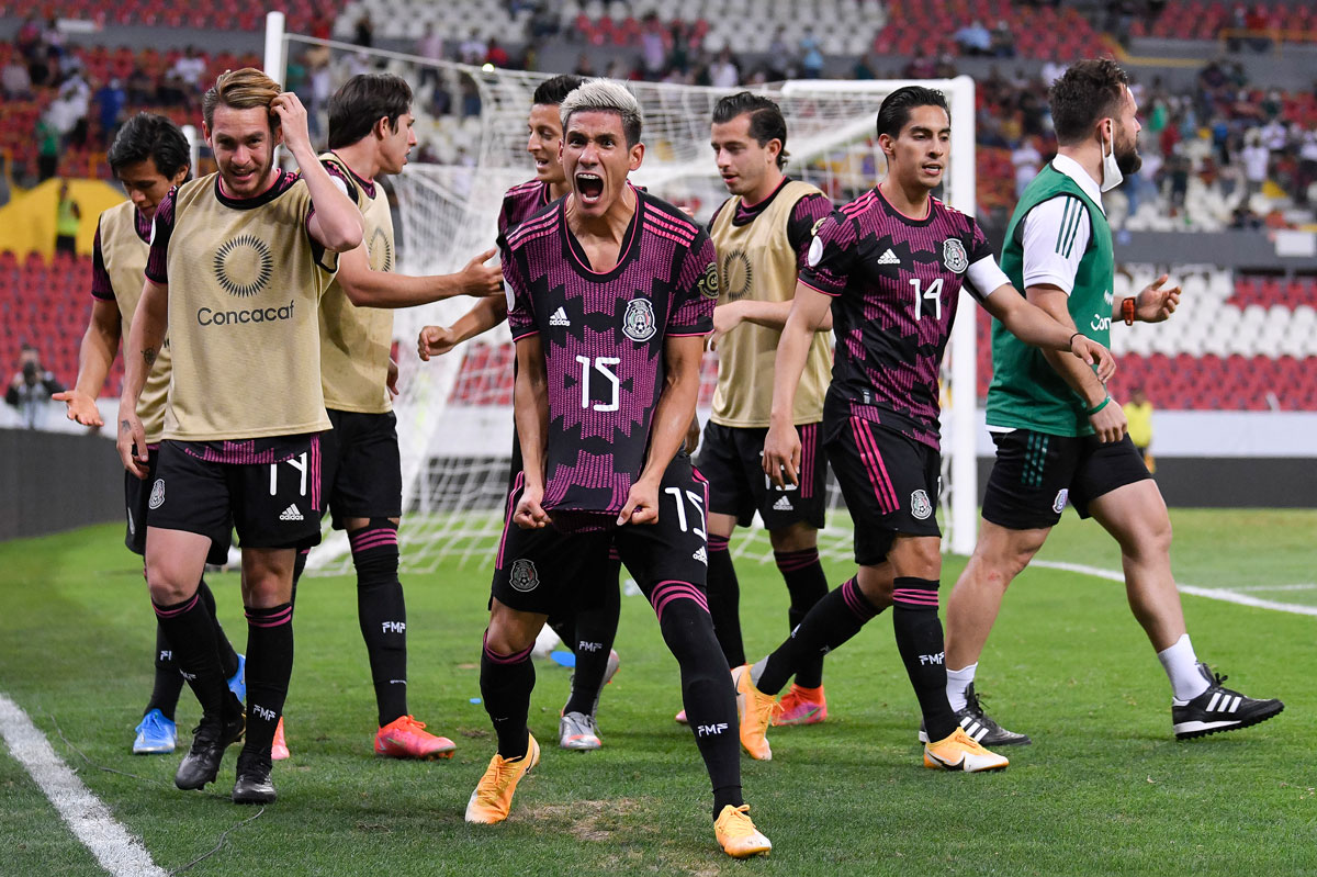 Uriel Antuna festeja con sus compañeros un gol de la selección