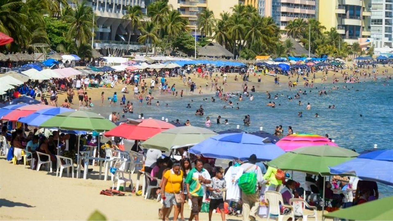 Pese al covid-19, cientos de turistas llegan a playas de acapulco para pasar las vacaciones de Semana Santa