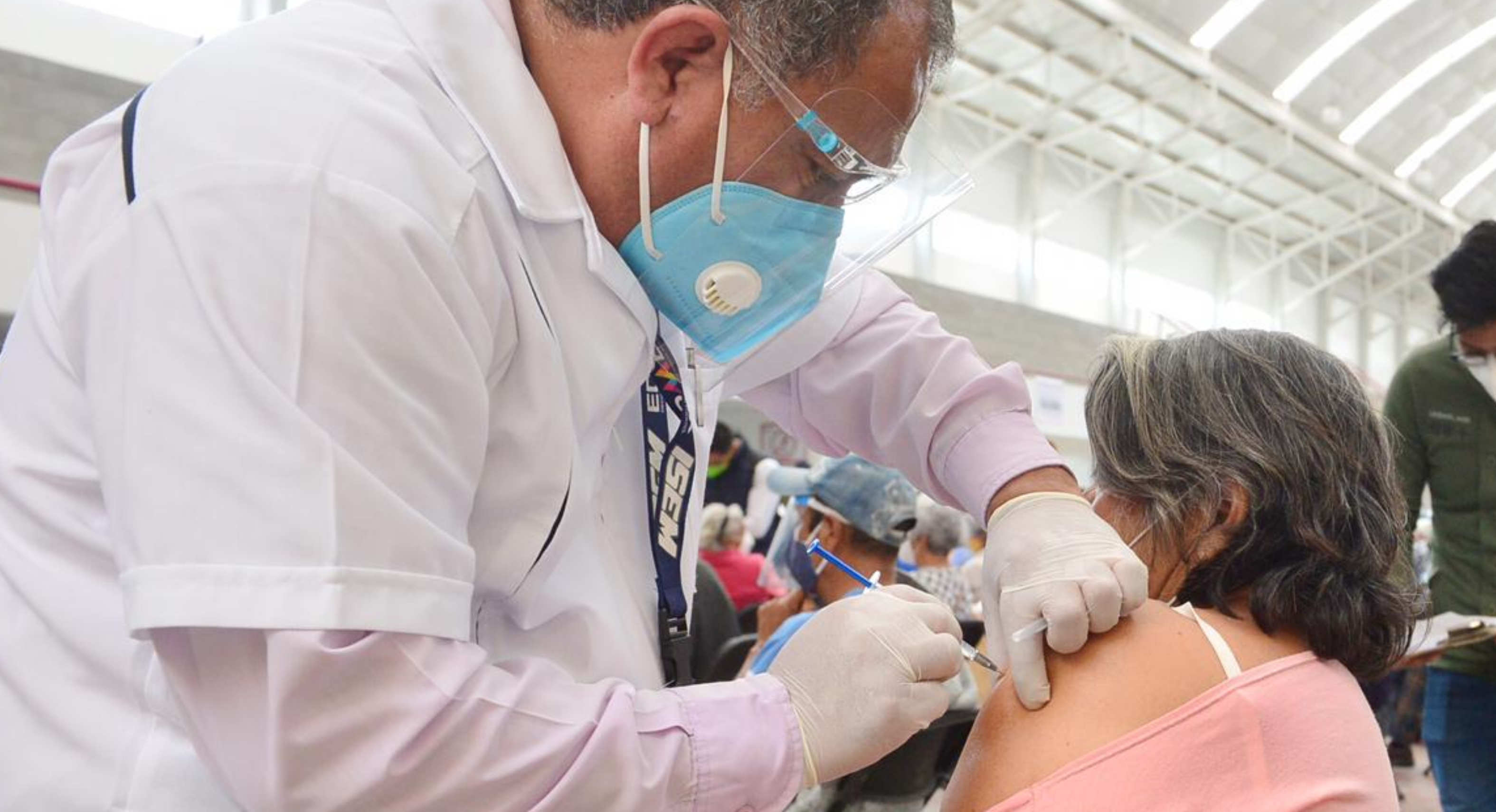 Vacuna para adultos mayores será anunciada en cuentas oficiales