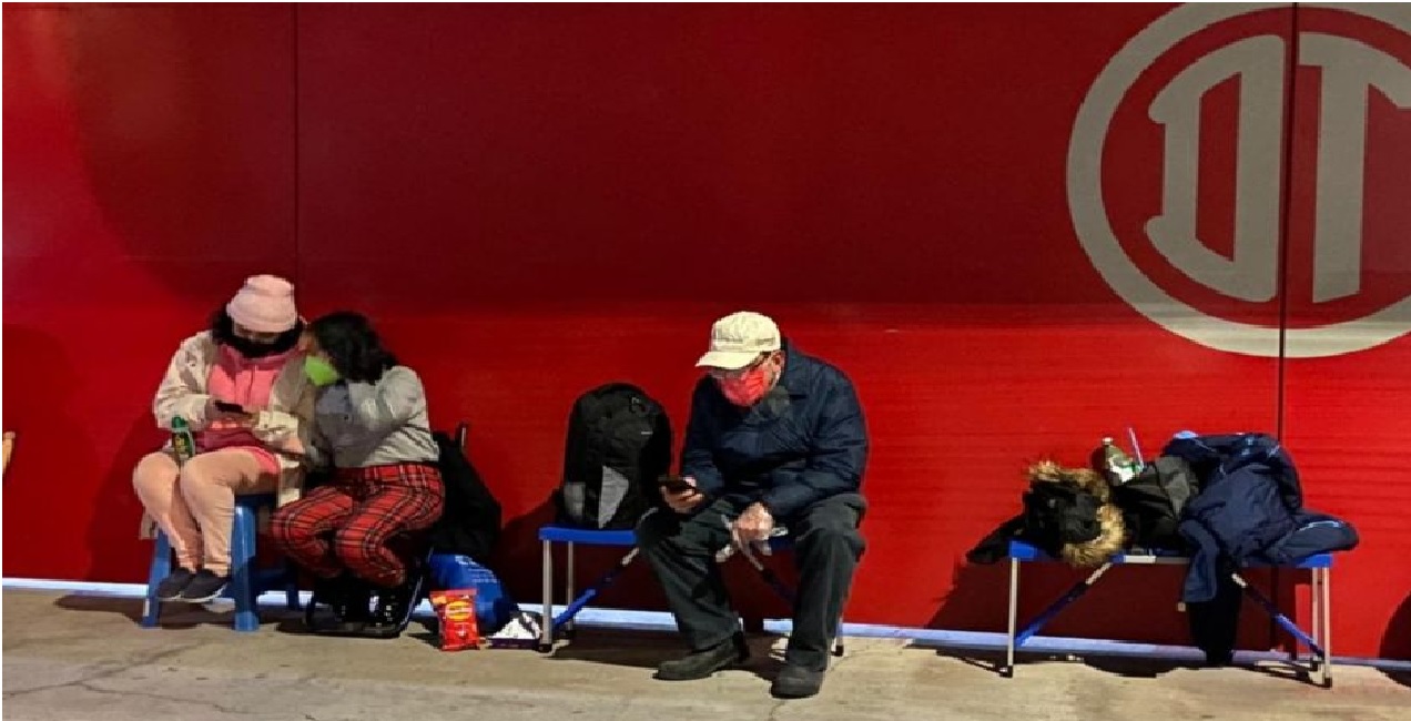 Previo al comienzo de la jornada de vacunación en el Estadio Nemesio Diez ha comenzado a llegar la gente para ser la primera en recibir la vacuna contra el COVID-19.