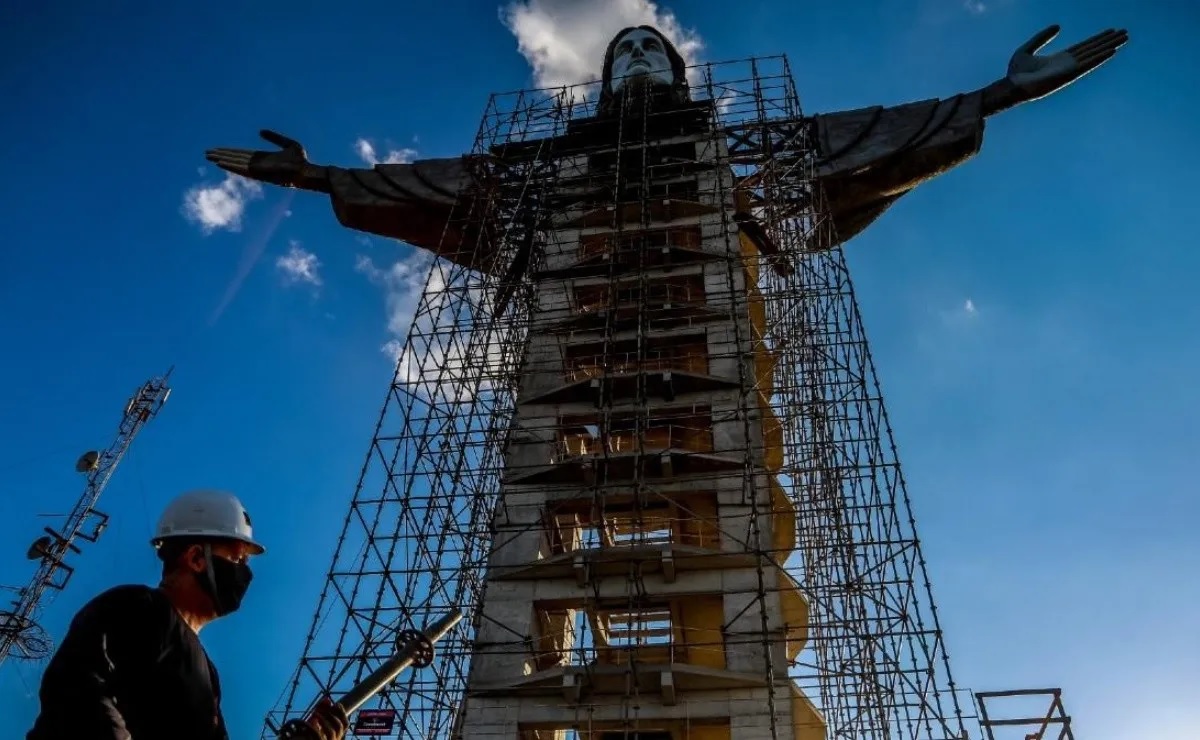 Estatua del Cristo Protector la tercer más grande del mundo