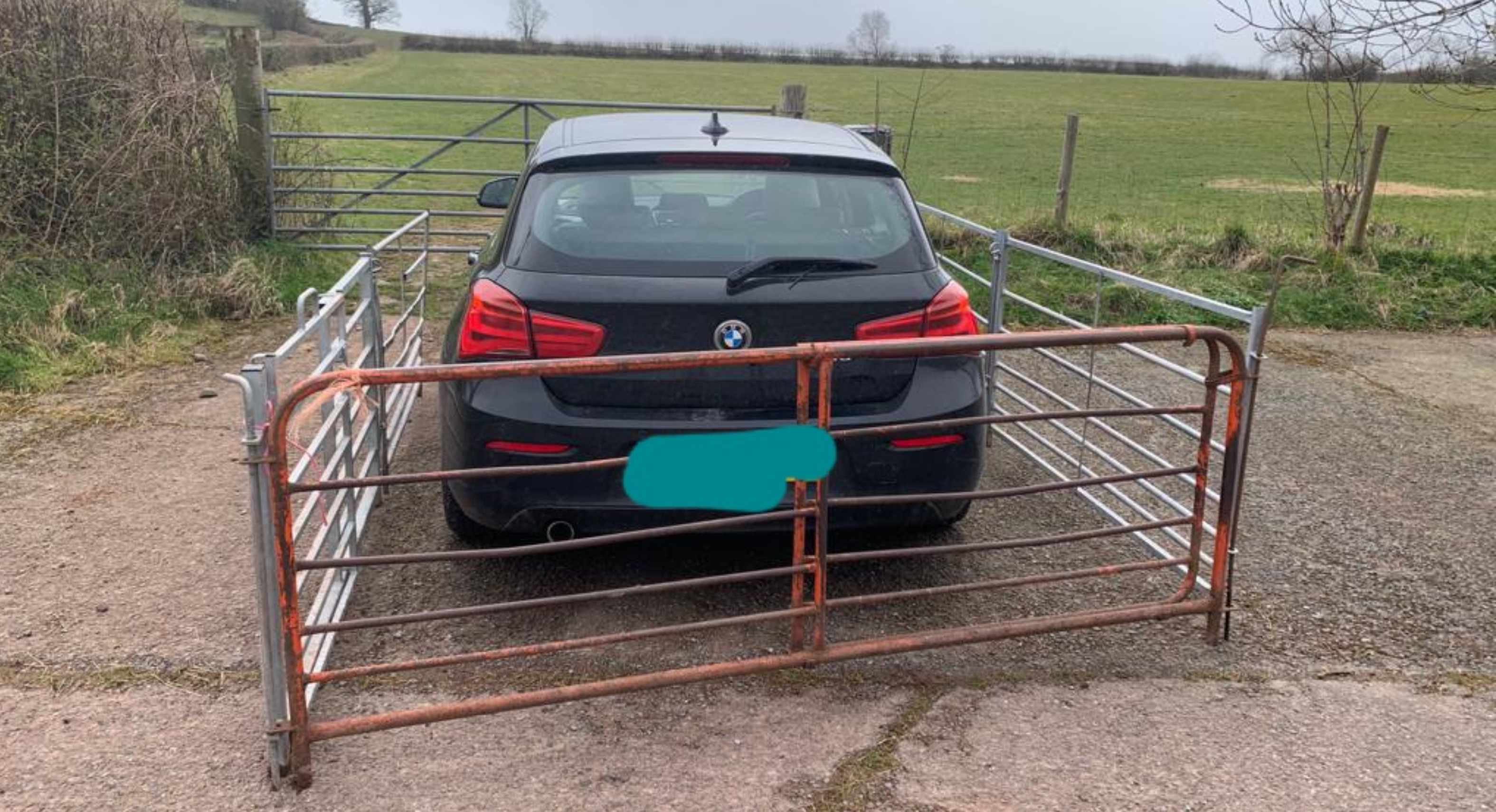 Encierra automovil por estacionarse enfrente de su granja