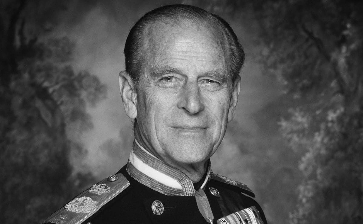 La mañana del viernes 09 de abril el Palacio de Buckingham anunció la lamentable noticia de la muerte del príncipe Felipe, marido de la Reina Isabel II, el descenso del príncipe Felipe ocurrió dentro del Castillo de Windsor