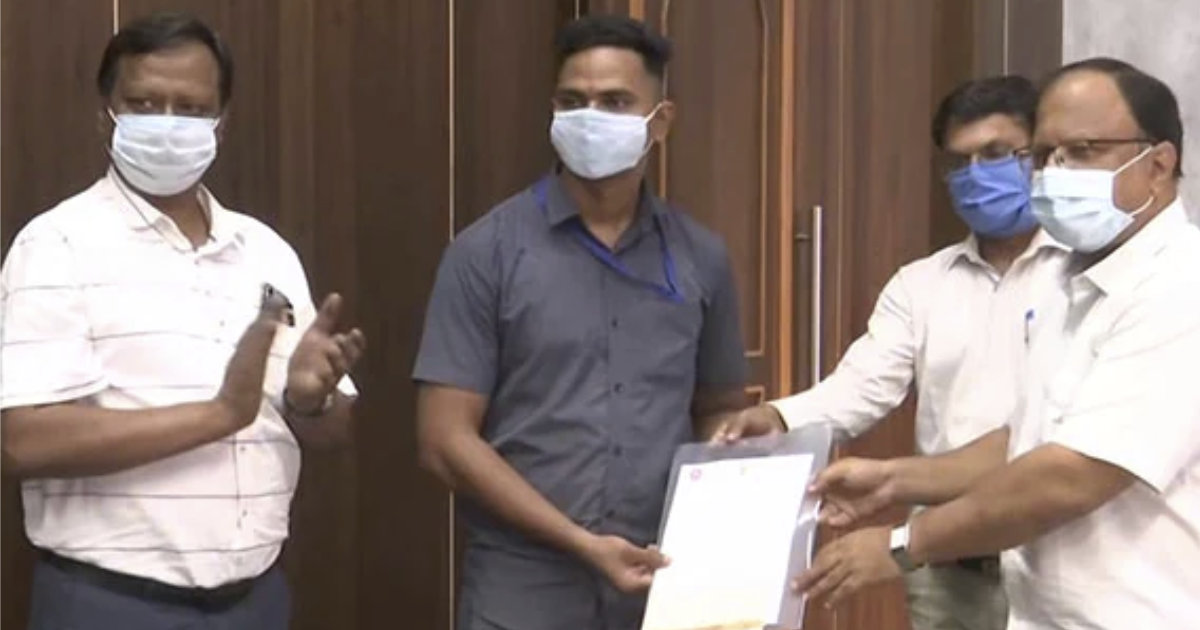 Salva a niño tras caer accidentalmente en las vias del tren en india