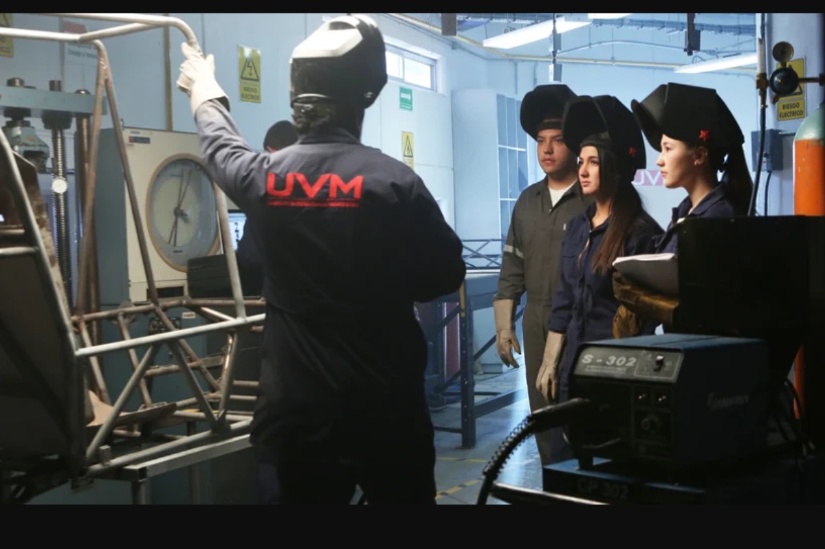 Alumnos recibiendo clases en un campus de UVM