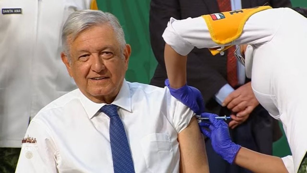 Presidente de México Andrés Manuel López Obrador AMLO recibió finalmente la primera dosis de la vacuna contra el covid-19 durante la mañanera de este martes en Palacio Nacional