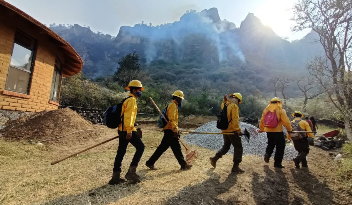 Brigasdistas arriesgan su vida por sofocar el incendio en Morelos