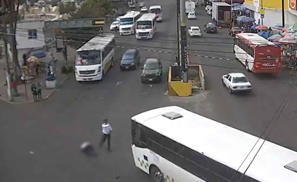 camión atropella a policía en Toluca.