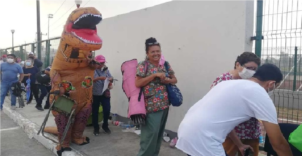 joven se disfraza de dinosaurio para sorprender y alegrar a adultos en Tamaulipas