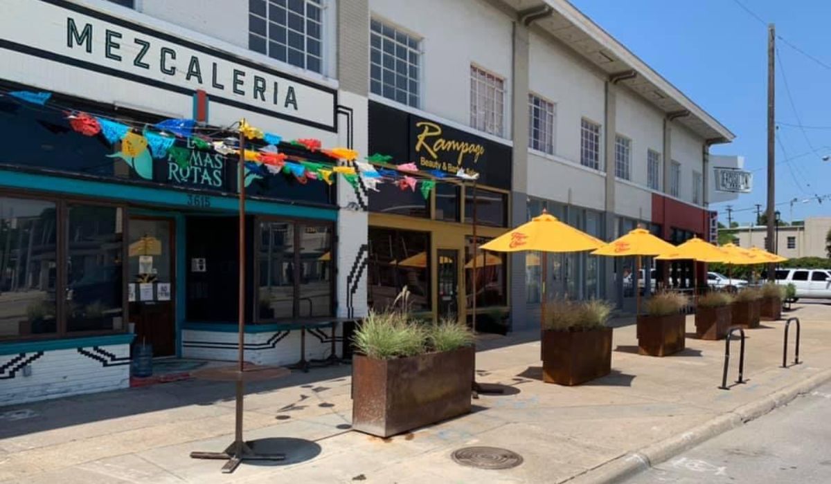 Las mezcalerias son lugares típicos del territorio nacional