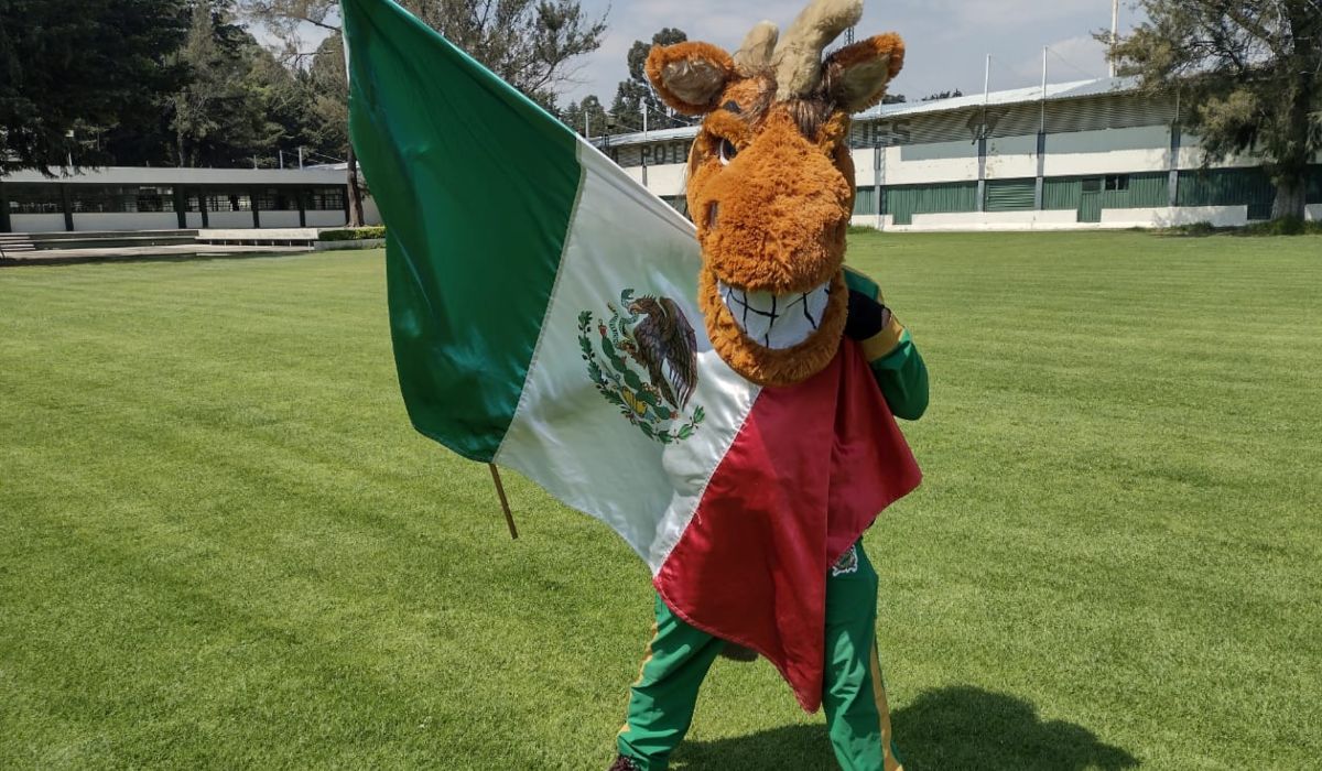 Kuako en una sesión fotografíca con la bandera de México