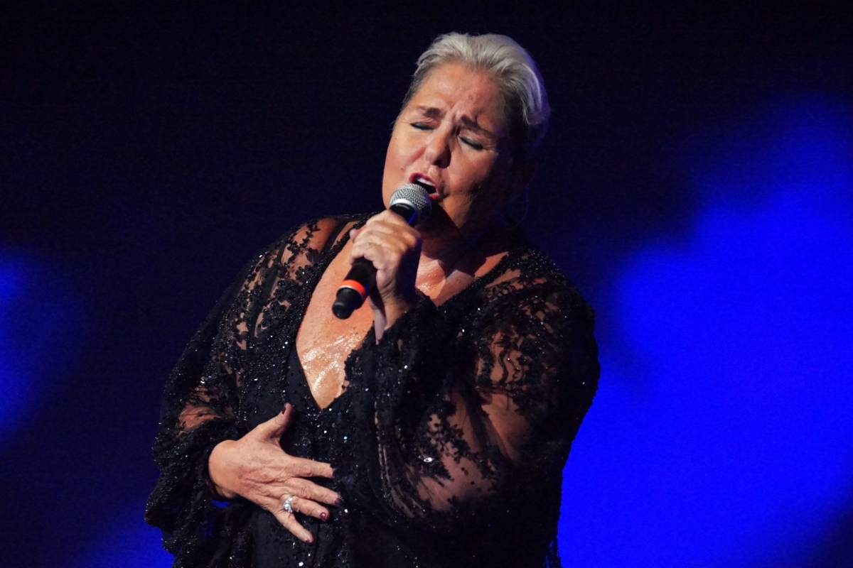 Lupita D'Alessio en un concierto en el auditorio nacional