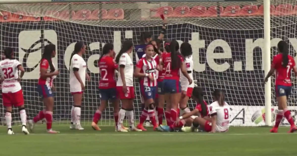 Daniela Lozano, portera del toluca suelta manotazo a jugadora de atletico san luis y sale expulsada