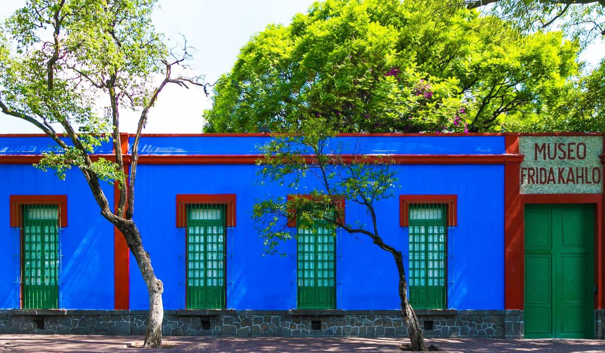La fachada de este lugar es muy atractivas, el lugar también es conocido como casa azul museo CDMX
