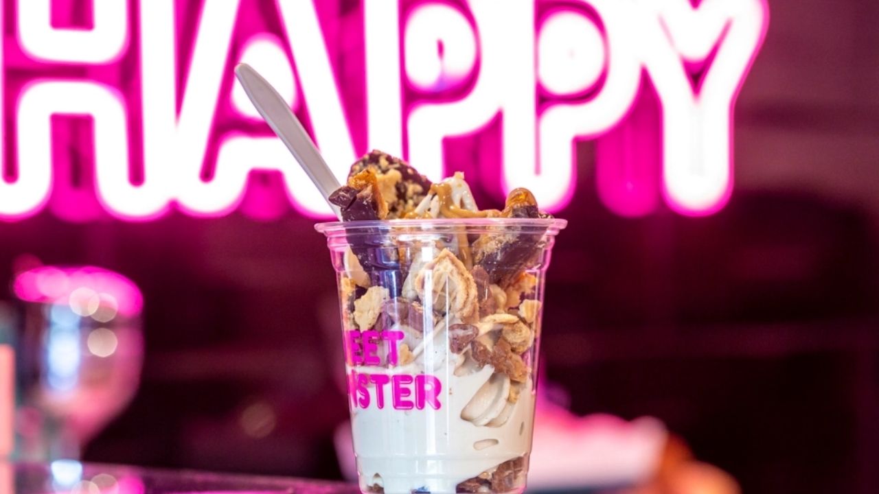 heladería Sweet Monster Mx acaba de lanzar un helado de cerveza porter con un toque de chocolate y una palanqueta de chicharrón y caramelo