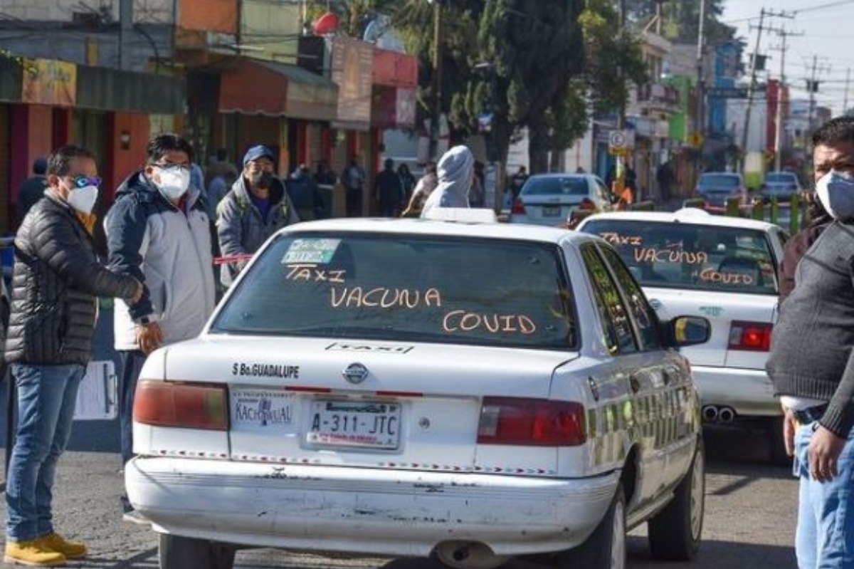 Varios taxistas rotularon su vehiculo para llevar adultos mayores en san Mateo Atenco