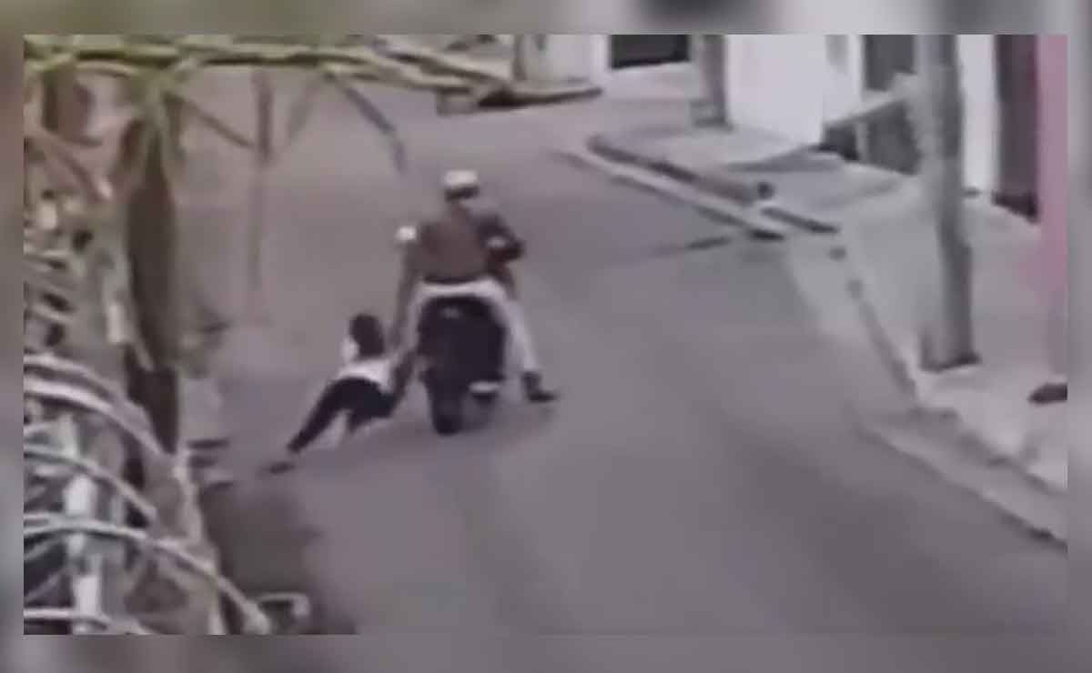 Sujeto en moto arrastra a mujer por el pavimento para robarle su bolsa en calles de Campeche