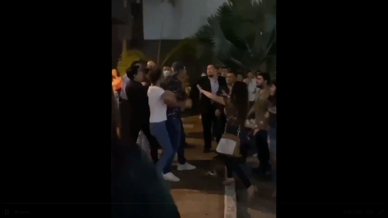 mujer es agredida por un hombre