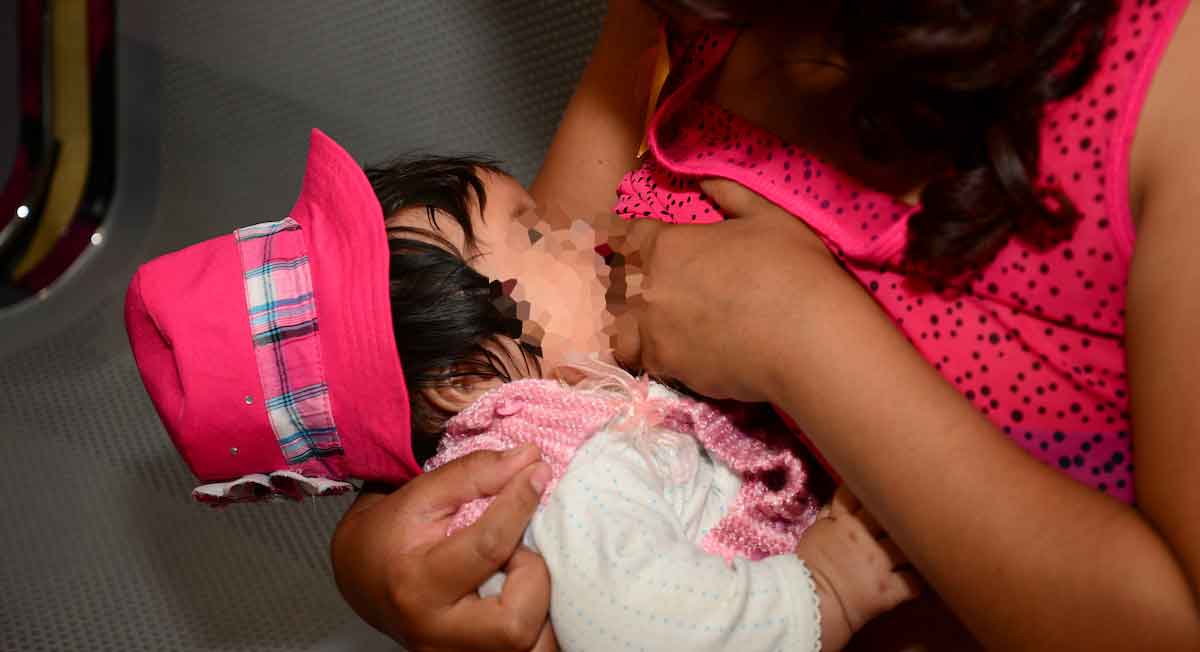 bancos de leche materna en edomex: Madre amamantado a bebé